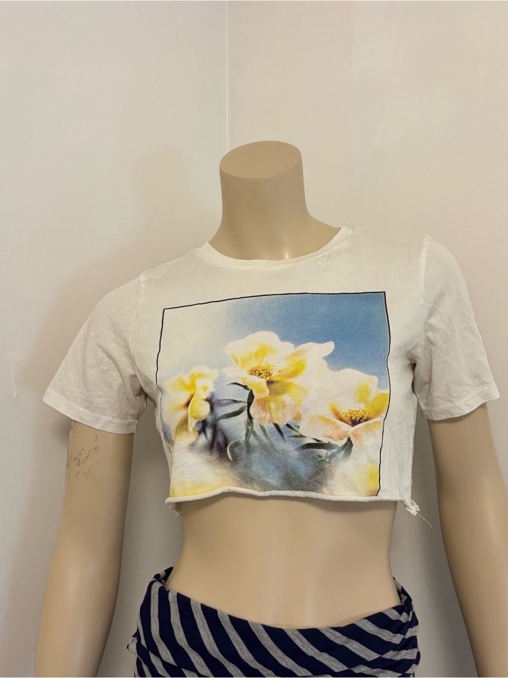 H&M Cropped White Floral Graphic Tee Size XS